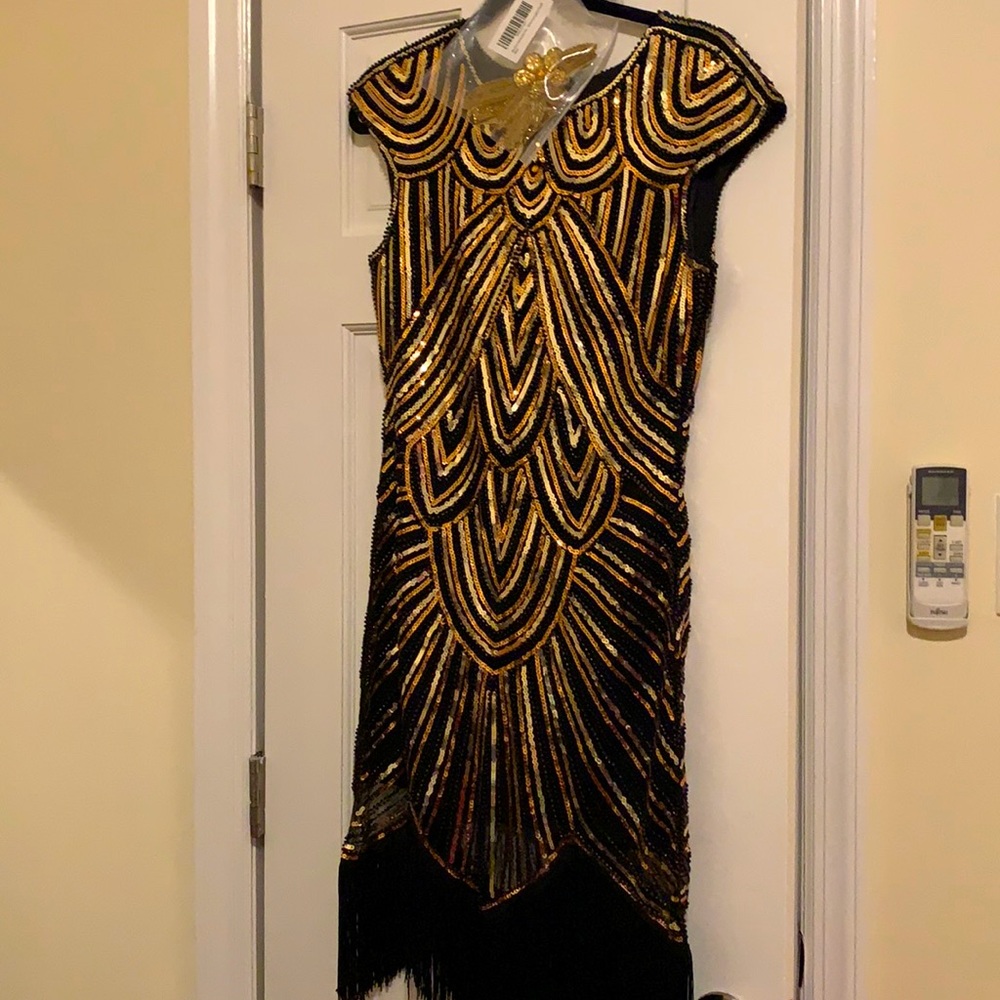 Gold and black flapper style dress. With gold headband.